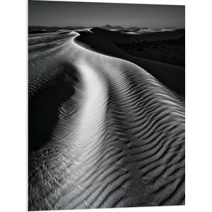 PVC Schuimplaat- Maan boven Zandheuvels (Zwart- wit) - 75x100 cm Foto op PVC Schuimplaat