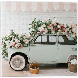 PVC Schuimplaat - Oude Pastelblauwe Auto Versierd met Bloemboeketten - 50x50 cm Foto op PVC Schuimplaat (Met Ophangsysteem)