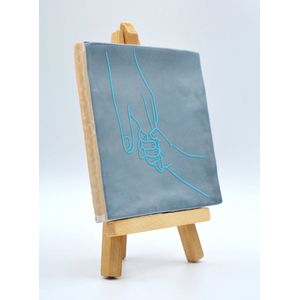 Leuk tegeltje met print - Uniek cadeau - Leuktegeltje.nl - Tegeltje met tekst - Tegeltje met print – kraam cadeau – kraam kado – baby geboren – cadeau voor pasgeboren baby - Tegeltje blauw met blauwe print en licht eiken standaard - spreuktegel