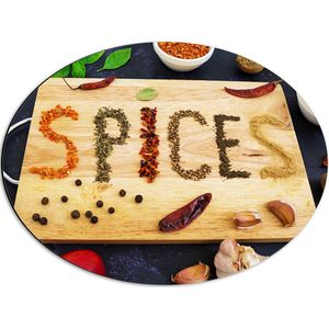 Dibond Ovaal - Spices Geschreven met Specerijen op een Snijplank - 56x42 cm Foto op Ovaal (Met Ophangsysteem)