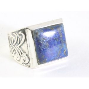 Zware bewerkte zilveren ring met lapis lazuli - maat 19.5