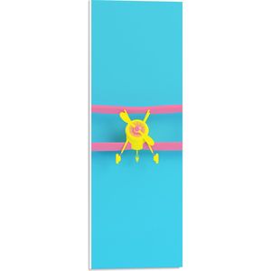 PVC Schuimplaat- Vooraanzicht van Roze met Geel Zweefvliegtuig op Felblauwe Achtergrond - 20x60 cm Foto op PVC Schuimplaat