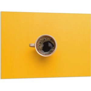 Vlag - Bovenaanzicht van Verse Kop Koffie op Okergele Ondergrond - 100x75 cm Foto op Polyester Vlag