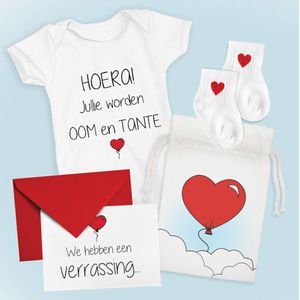 Hospitrix Cadeaupakket Baby Rompertje met Tekst Hoera! Jullie worden oom en tante met rompertje, baby sokjes en kaart in een luxe cadeauzakje | Cadeau aanstande oom en tante | Bekendmaking | Aankondiging |