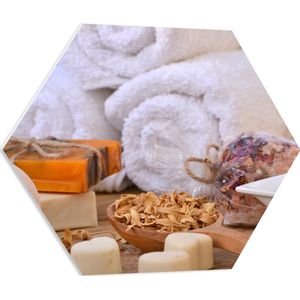 PVC Schuimplaat Hexagon - Wellness - Handdoeken - Bruisbal - Blaadjes - Badzout - Zeep - Touw - 60x52.2 cm Foto op Hexagon (Met Ophangsysteem)