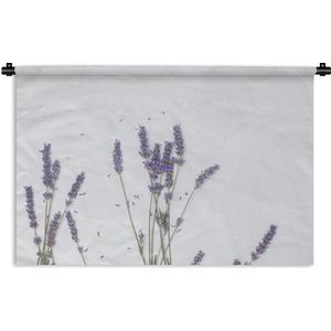 Wandkleed De lavendel - Kleine paarse lavendelbloemen tegen een grijze lucht Wandkleed katoen 60x40 cm - Wandtapijt met foto