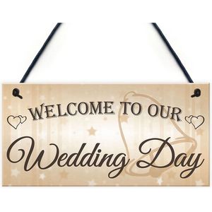 Houten bord aan touw met de tekst Welcome to our Wedding - trouwen - huwelijk - bruiloft - trouwring
