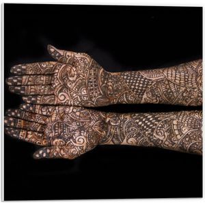 PVC Schuimplaat - Henna Patroon op Handen van Vrouw tegen Zwarte Achtergrond - 50x50 cm Foto op PVC Schuimplaat (Met Ophangsysteem)