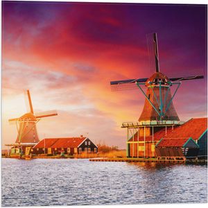Vlag - Nederlandse Windmolens aan het Water onder Paars met Oranje Lucht - 50x50 cm Foto op Polyester Vlag