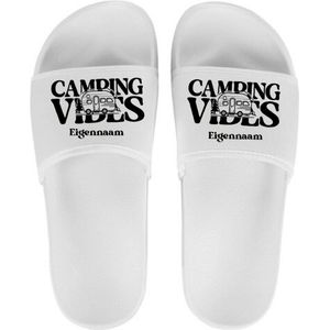Slippers voor hem en haar - Persoonlijke slippers met naam - Camping vibes slippers - Wit - Schoenmaat 35/36