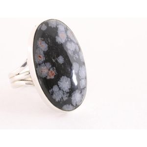 Grote ovale zilveren ring met sneeuwvlok obsidiaan - maat 18