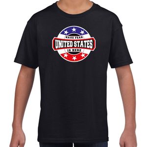 Have fear United States is here t-shirt met sterren embleem in de kleuren van de Amerikaanse vlag - zwart - kids - Amerika supporter / Amerikaans elftal fan shirt / EK / WK / kleding 146/152