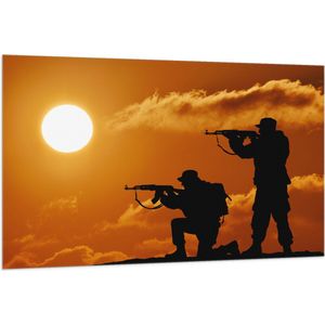 Vlag - Silhouet van Twee Soldaten op Berg bij de Felle Zon - 150x100 cm Foto op Polyester Vlag