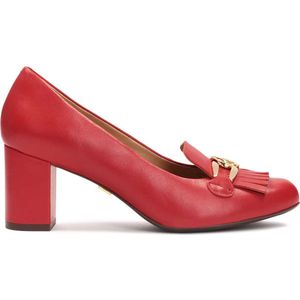 Red pumps with metal links