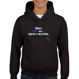 Papa en ik kijken voetbal- Kinder Hoodie - Zwart - Maat 146 / 152 - Hoodie leeftijd 1 tot 12 jaar - Trui - hoodie Cadeau - Shirt cadeau - Quotes - Zwarte Hoodie met tekst Papa en ik kijken voetbal- bedrukking op de voorkant