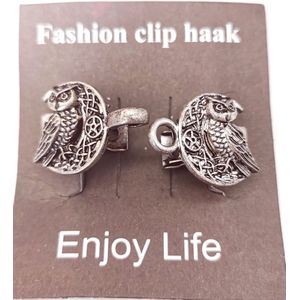 Vestsluiting - clip met haakje - 3D Uil op halve maan - voor - vest - sjaal - omslagdoek in kleur antiek zilver look.