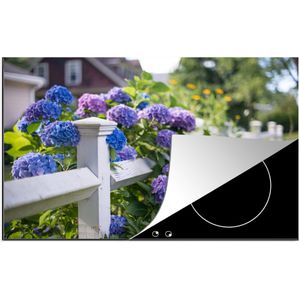 KitchenYeah® Inductie beschermer 78x52 cm - Piket hek met hortensia - Kookplaataccessoires - Afdekplaat voor kookplaat - Inductiebeschermer - Inductiemat - Inductieplaat mat