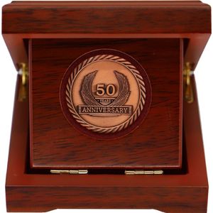 coinsandawards.com - Jubileummunt - 50 jaar - antiek goud - houten geschenkdoos