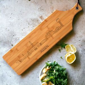 Out-Lines - Serveerplank met skyline van Assen - Bamboe - 60x16cm - Borrelplank Gravering