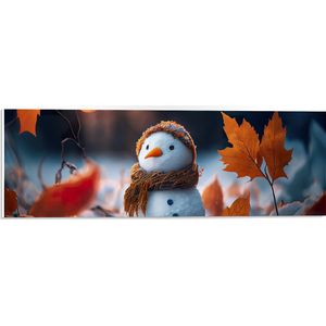 PVC Schuimplaat- Sneeuwpop met Bruine Sjaal en Muts in de Sneeuw tussen de Herfstbladeren - 60x20 cm Foto op PVC Schuimplaat