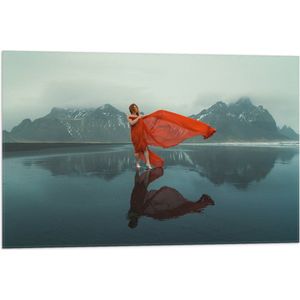 Vlag - Vrouw in Sierlijk Rode Jurk Dansend op het IJs in Berglandschap - 75x50 cm Foto op Polyester Vlag