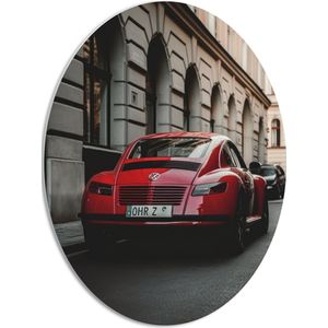 PVC Schuimplaat Ovaal - Rode Auto in Straat - 42x56 cm Foto op Ovaal (Met Ophangsysteem)