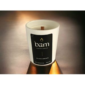 BAM kaarsen -Zwarte Orchidee geurkaars met houten wiek in een wit potje - op basis van zonnebloemwas - cadeautip - geschenk - vegan