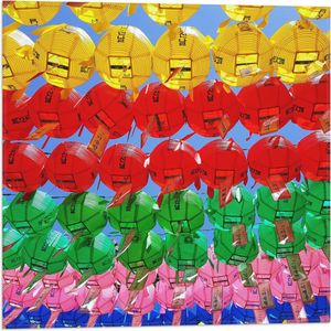 Vlag - Lucht Vol met Gekleurde Chinese Lampionnen - 50x50 cm Foto op Polyester Vlag