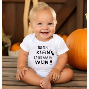 witte romper: Nu nog klein later aan de wijn. Witte romper babyshower- kraamcadeau - maat 56