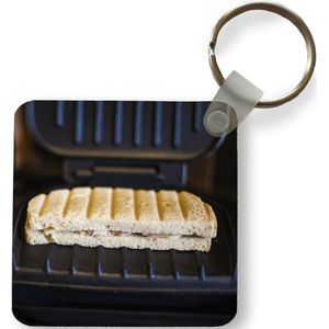 Sleutelhanger - Uitdeelcadeautjes - Tosti op een zwart tosti-ijzer - Plastic