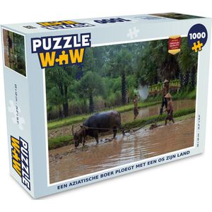 Puzzel Een Aziatische boer ploegt met een os zijn land - Legpuzzel - Puzzel 1000 stukjes volwassenen