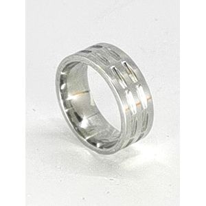 Edelstaal ring met robuurste uitstraling en is aan de buitenkant voorzien van meerdere diepliggende lijnen in maat 20. Deze ring is zowel geschikt voor dame of heer.