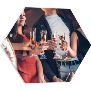 PVC Schuimplaat Hexagon - Feest - Champagne - Vrienden - Proosten -Ballonnen - Confetti - 50x43.5 cm Foto op Hexagon (Met Ophangsysteem)