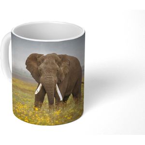 Mok - Koffiemok - Grazende olifant in een grasveld met bloemen - Mokken - 350 ML - Beker - Koffiemokken - Theemok