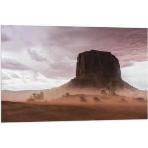 WallClassics - Vlag - Hoge Bruine Berg met Mist - 90x60 cm Foto op Polyester Vlag