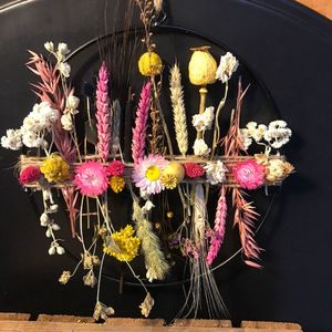 Hangende droogbloemenkrans met fleurige droogbloemen -ring met droogbloemen - droogbloemen - decoratie - cadeau - boeket - bloemen - krans - bloemenkrans - interieur - woondecoratie - paascadeau - paasstuk