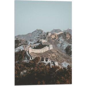 WallClassics - Vlag - Uitzicht op Berg met Chinese Muur bij Blauwe Lucht - 40x60 cm Foto op Polyester Vlag