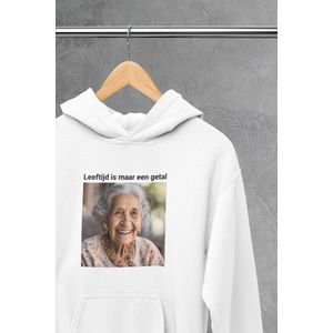 Hoodie - Leeftijd is maar een getal - Wurban Wear | Grappige hoodie | Leuk cadeau | Unisex hoodie | Meme | Meme kleding | Viespeuk | Grappige kleding | Grappige trui | Dubbelzinnige kleding | Wit
