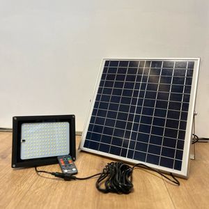 Solar Spotlight Plus 18wp XL zonnepaneel 30wh Li-ion accu 1x LED Breedstraler voor optimale belichting van tuin en parkeerterrein