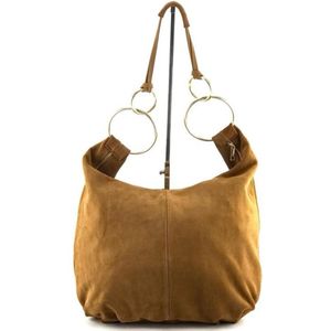 GROTE SUEDE TAS MET GROTE GOUDEN RING. Kleur: cognac Materiaal: Kalfsleer handmade in Italy Maat: 46x70x7cm