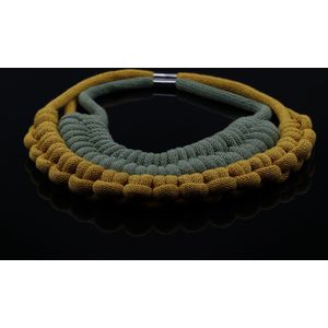 Studio Halszaak. Geknoopte ketting. Macrame statement ketting, Eucalyptus