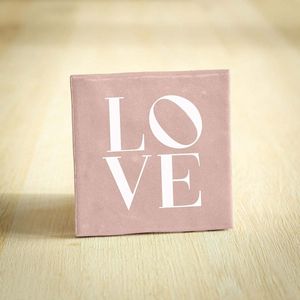 Tegeltje - LOVE | Roze | 10x10cm - Interieur - Wijsheid - Tegelwijsheid - Spreuktegel - Keramiek - BONT