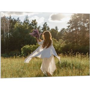 Vlag - Vrouw met Lavendelboeket in het Veld - 100x75 cm Foto op Polyester Vlag