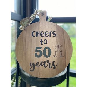 Serveerplank 50 jaar - cheers to 50 years - maat 30 - puur hout - verjaardag - te personaliseren met naam