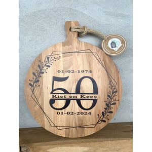 Creaties van Hier - serveerplank - 50 jaar getrouwd (stempel/rand tak/hart) - 45 cm - gepersonaliseerd cadeau - hout