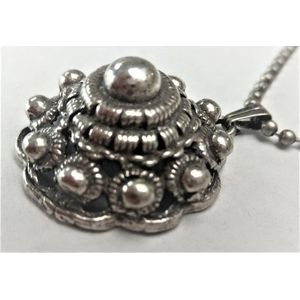 Hanger bolle traditionele Zeeuwse knop zwaar verzilverd, 26 mm doorsnede, met bolletjesketting.