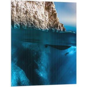 WallClassics - Vlag - Duiker onder Water - 75x100 cm Foto op Polyester Vlag
