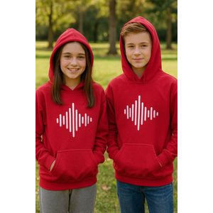 Kinder Hoodie “Soundwave” – Rode Hoodie met Witte Print – Muziekdesign – Unisex Trui 3-4 Jaar – Stoer & Comfortabel Cadeau