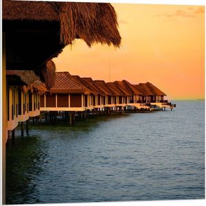 Forex - Bungalows met Rieten Dak langs Water - 80x80cm Foto op Forex