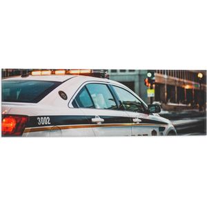 Vlag - Politie Auto rijdend door de Stad - 60x20 cm Foto op Polyester Vlag